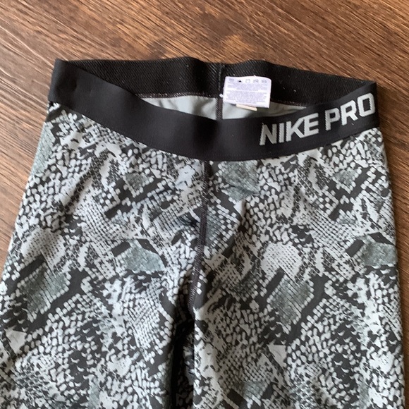 Nike Pro snakeskin print capri leggings size small - Picture 4 of 5